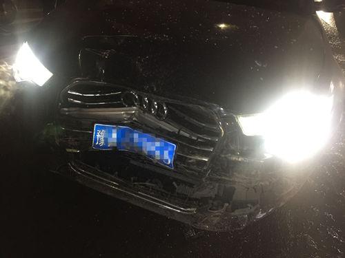 鄭州一奧迪拱著前車跑百米 司機竟在車里呼呼大睡